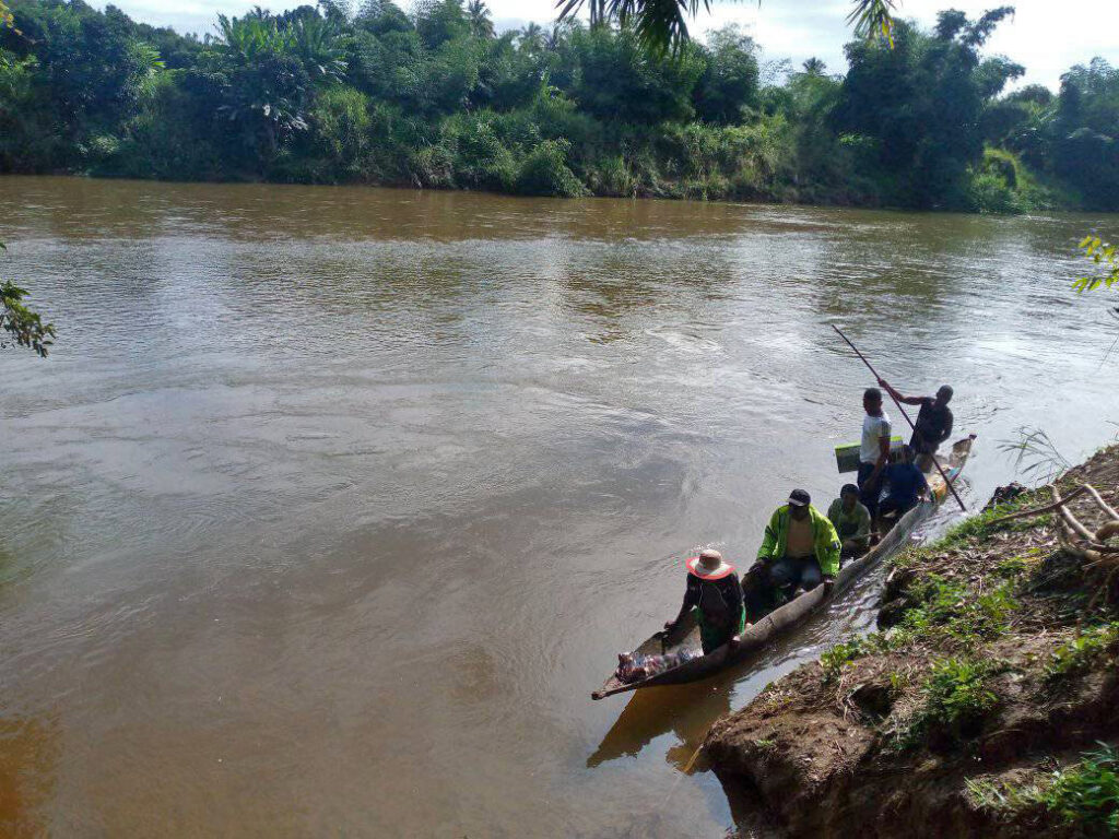 Des habitants de la commune de Fanandrana, traversent le fleuve en toute sécurité grâce à la nouvelle pirogue communautaire, fruit de la collaboration entre la commune et les citoyens.